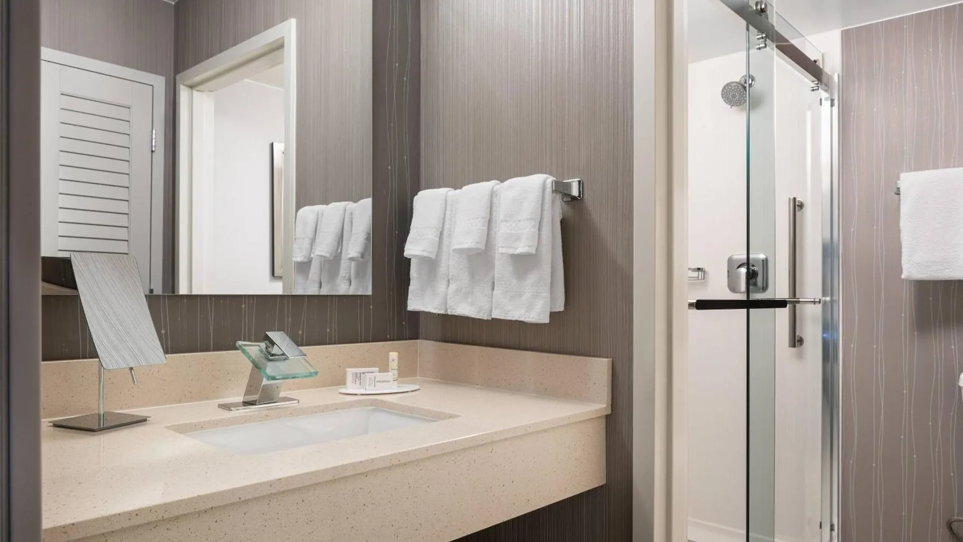 Courtyard By Marriott Las Vegas Convention Center Hotel