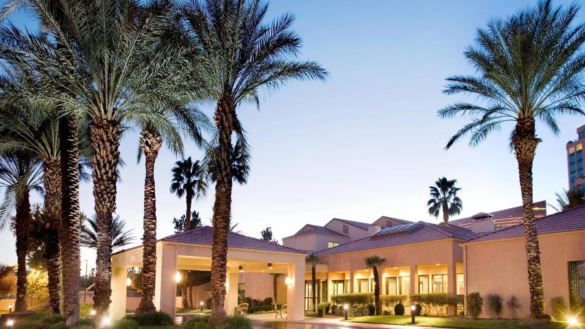 Courtyard By Marriott Las Vegas Convention Center 3*,