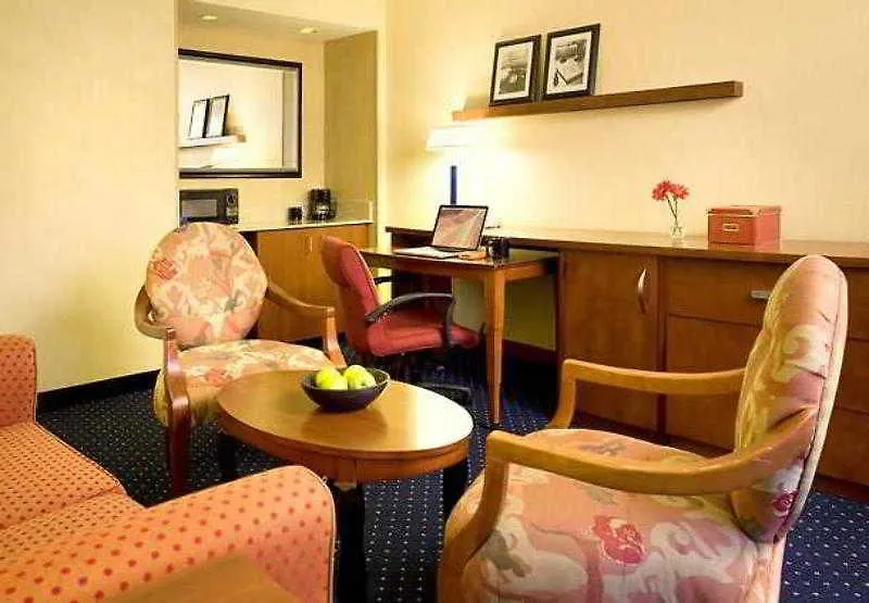 Courtyard By Marriott Las Vegas Convention Center 3*,